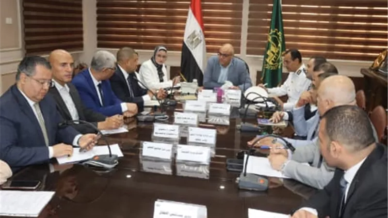 محافظ القليوبية يعقد اجتماعاً موسعا لضمان استمرار الخدمات الحيوية