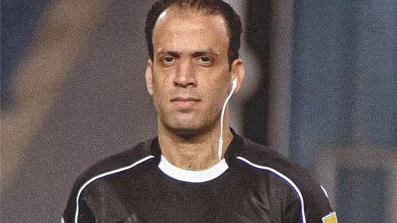 فخور بما قدمته .. محمد الحنفي يعلن اعتزاله التحكيم
