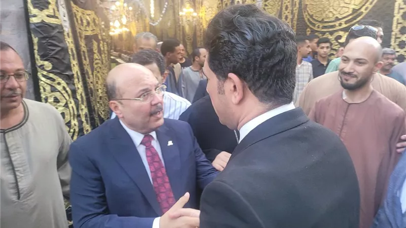 نائب محافظ سوهاج يُقدم واجب العزاء في والدة الصحفي ممدوح القعيد