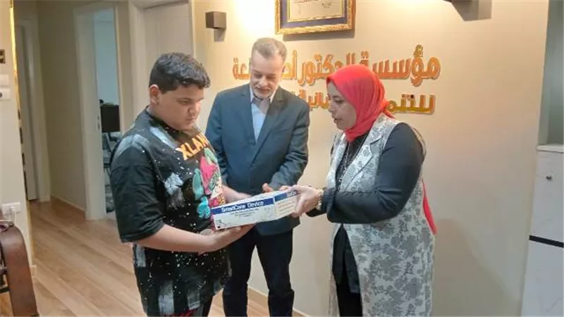 محافظ أسيوط يوجه بتسليم عصا ذكية للطالب محمد ممدوح