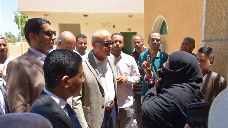 محافظ الأقصر يتفقد طريق المعاهدة والوحدة الصحية بقرية الحميدات