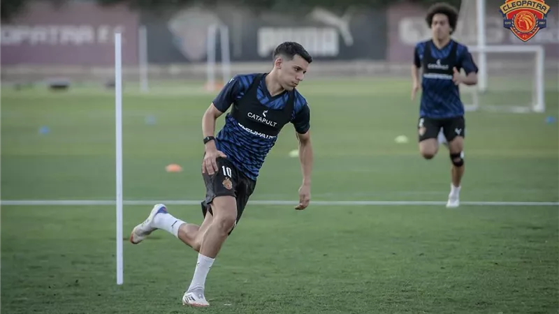 لو جالك عرض من الأهلي والزمالك تختار مين؟.. شاهد أحمد بلحاج يجيب