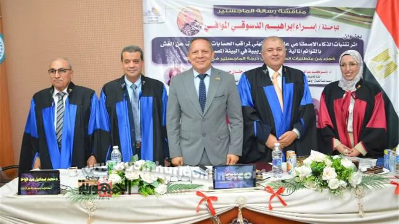 رئيس جامعة دمياط يشهد مناقشة رسالة ماجستير بكلية التجارة