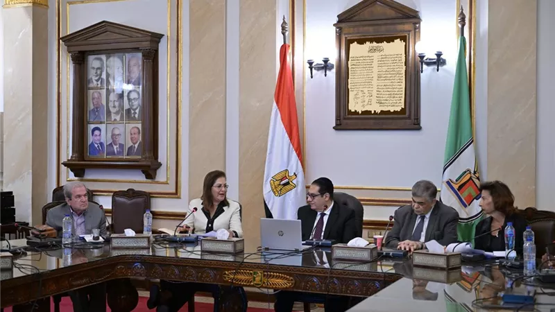 رئيس جامعة القاهرة يستعرض ترتيبات المؤتمر الدولي الأول للذكاءالاصطناعي