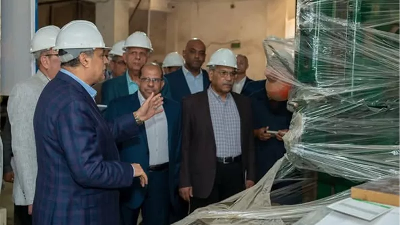 وزير الإنتاج الحربي يتفقد مصنع 10 الحربي بأبي قير