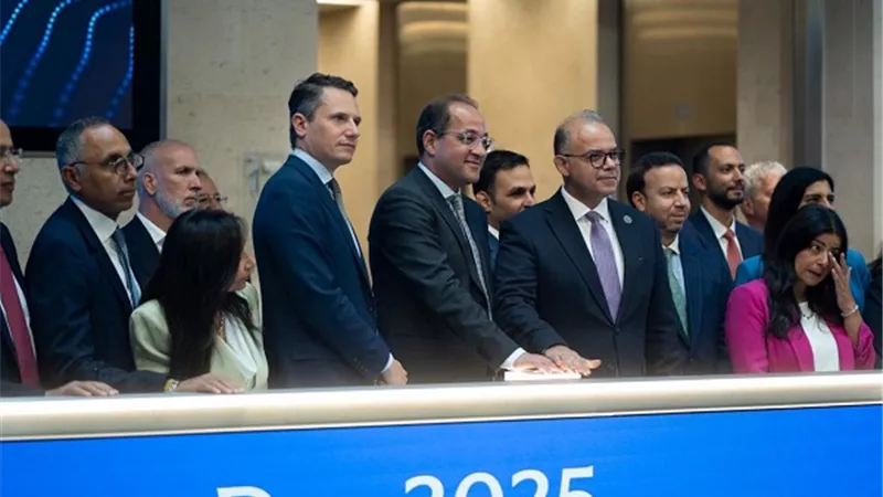 وزير المالية يقرع جرس افتتاح جلسة التداول ببورصة لندن