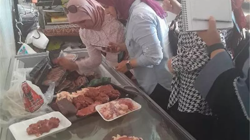 ضبط 117 كيلو لحوم وأغذية فاسدة بمحلات شهيرة فى مدينة الشروق.. بالصور