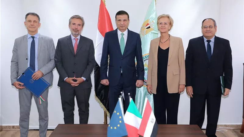 وزير الزراعة يشهد توقيع بروتوكول بين البحوث الزراعيةوالوكالة الإيطالية