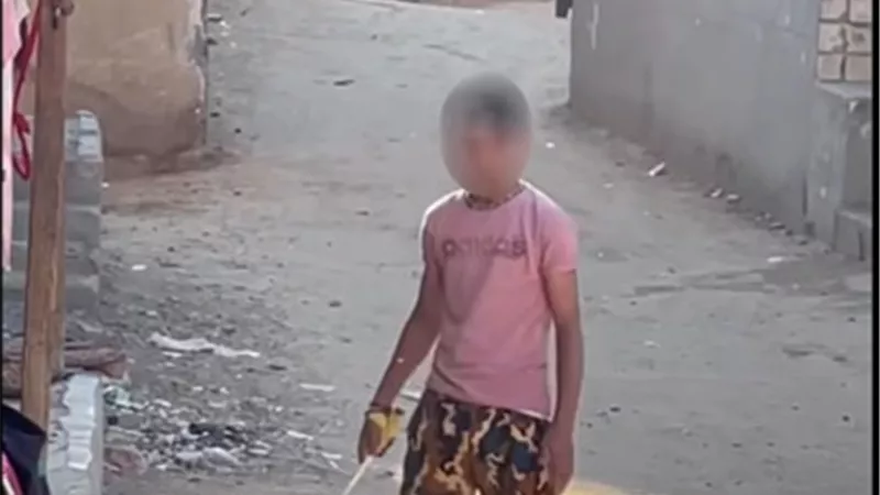 ملابسات فيديولشخص ممسكاً بسلاح أبيض والتلويح به والتشاجرمع جيرانه