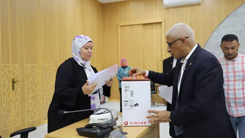 توزيع ماكينات خياطه علي بعض السيدات من مختلف مدن شمال سيناء