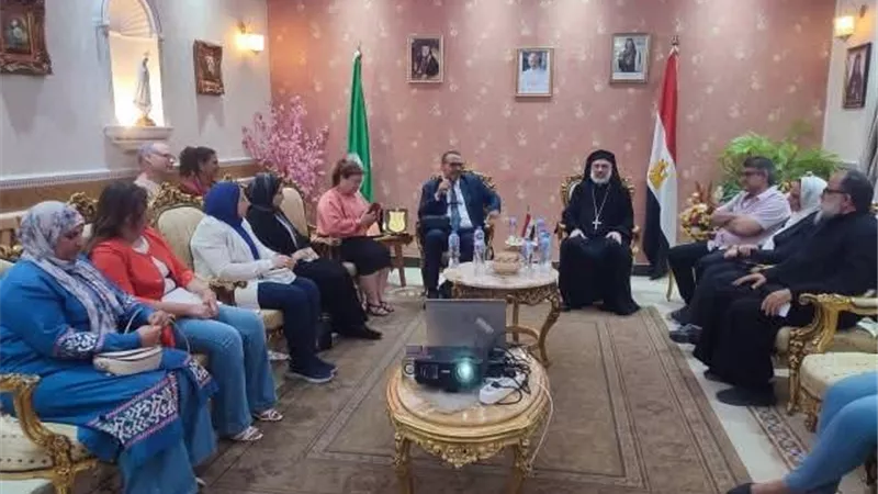 الأنبا باسيليوس يستقبل مدير مركز الأورام بمحافظة المنيا