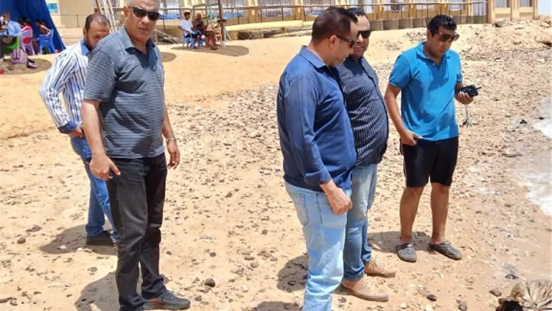 الأجهزة المعنية تكافح التلوث على شواطئ السويس