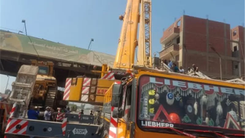 محافظ القليوبية يتابع انهيار كوبري مشاة بطوخ إثر اصطدام بلدوزر