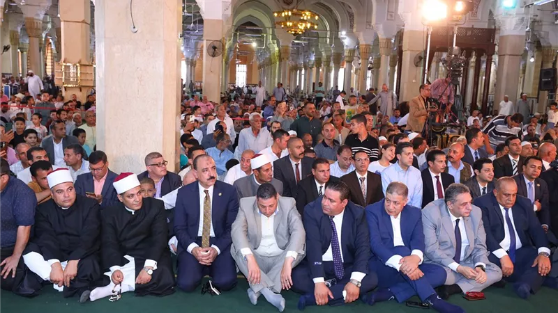 الأزهري والمفتي ومحافظ كفرالشيخ يؤدون صلاة الجمعة بمسجد الدسوقي
