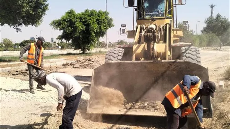 خطوة هامة من جهاز بدر فى تحسين الطرق والميادين فى المدينة.. بالصور