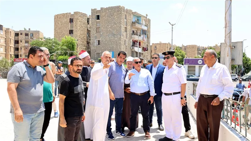 محافظ الإسماعيلية يلتقي الأهالي عقب صلاة الجمعة ويستعرض مطالبهم