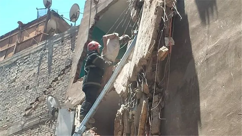 انهيار عقار بزقاق الصباغ بحى الساحل والحماية المدنية تنقذ ٤ أفراد