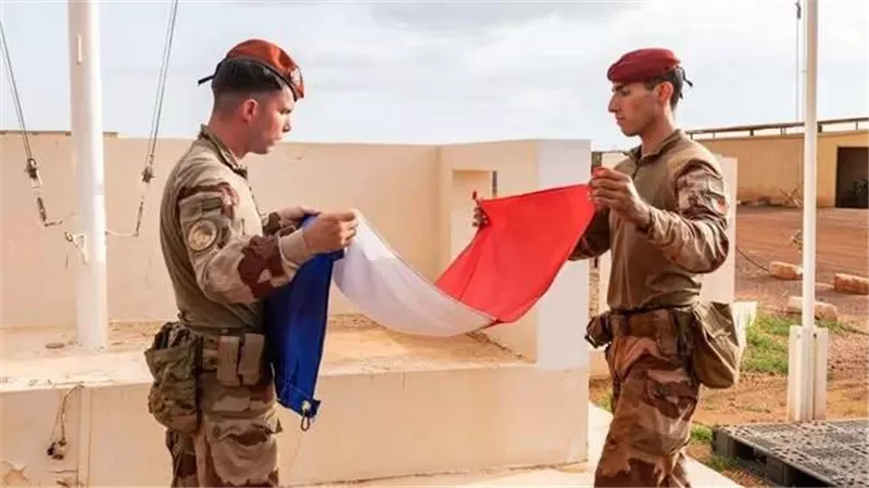 فرنسا تسلم آخر قاعدة عسكرية في السنغال بعد عقود من الوجود العسكري