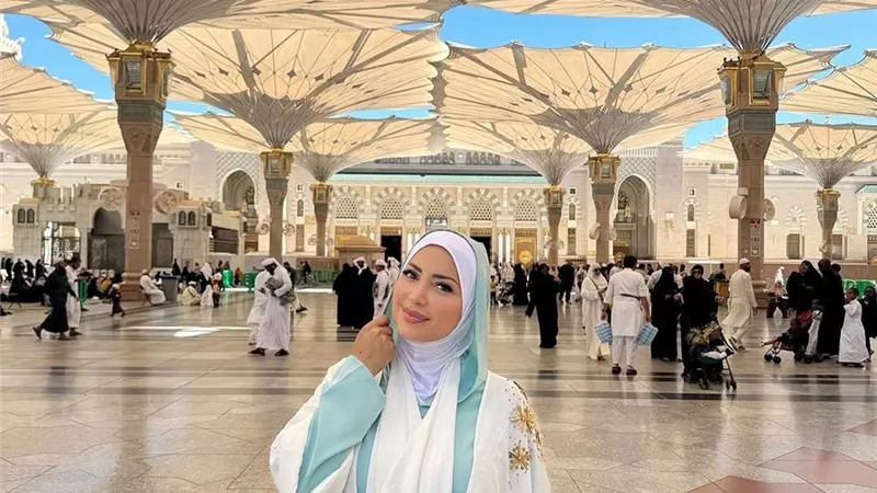 نسرين طافش تخطف الأنظار بالحجاب فى المسجد النبوي