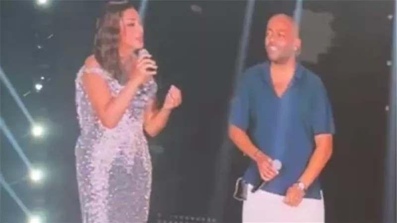 تامر عاشور يفاجئ جمهور أنغام ويغنيان 