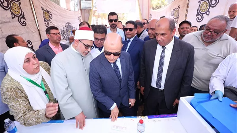 محافظ كفرالشيخ يتفقد القافلة الطبية بقرية سنهور