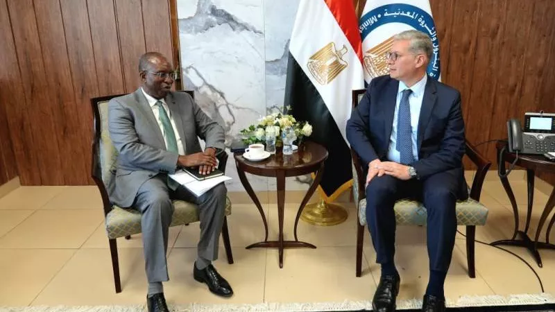 وزير البترول يبحث مع 