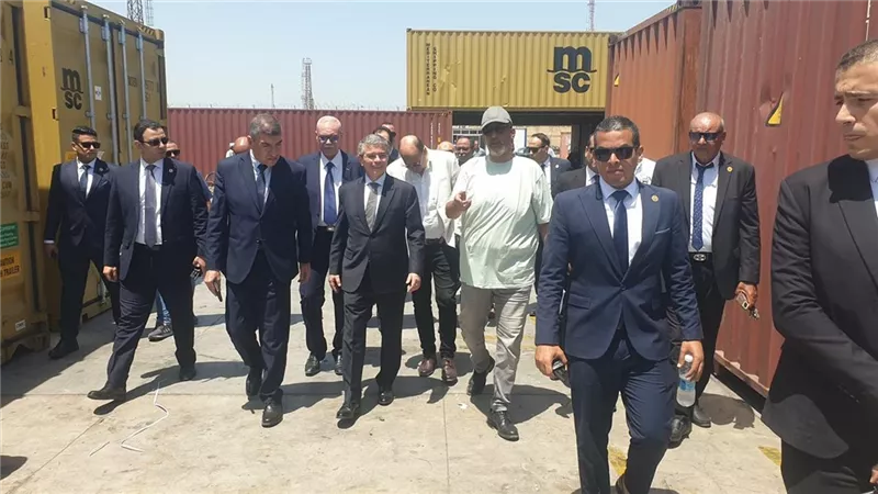 رئيس مصلحة الجمارك.. فى جولة ميدانية بميناء بورسعيد