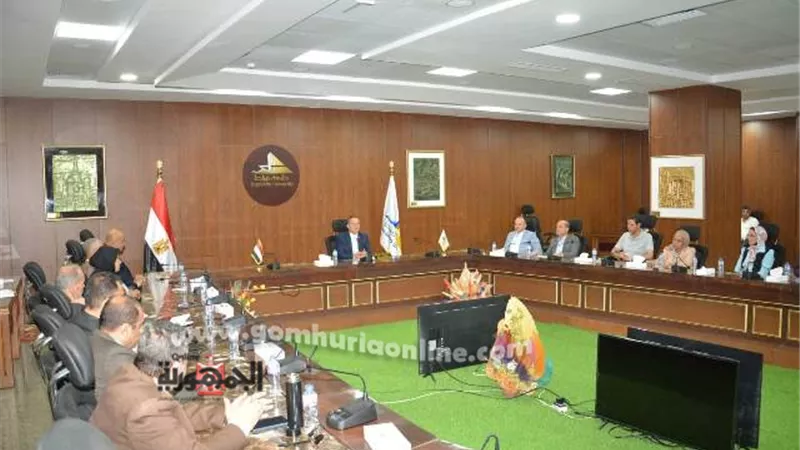 رئيس جامعة دمياط يطالب بالالتزام بإجراءات السلامة والصحة المهنية