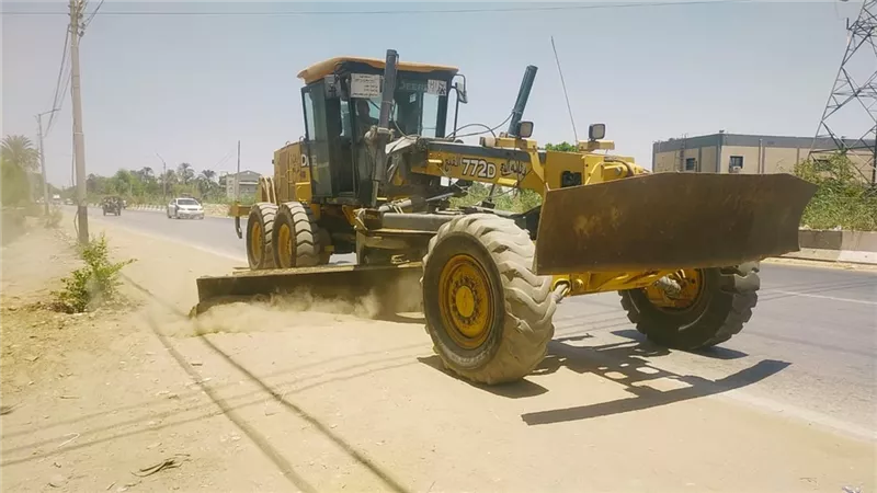 استمرار أعمال تمهيد الطرق ورفع المخلفات بقرى مركز الفتح بأسيوط