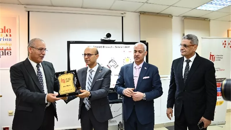 رئيس جامعة أسيوط يتفقد معسكر التدريب الصيفي بفرع معهد تكنولوجيا