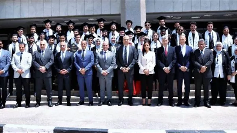 الحفني يشهد حفل تخرج طلاب معهد هندسة وتكنولوجيا الطيران