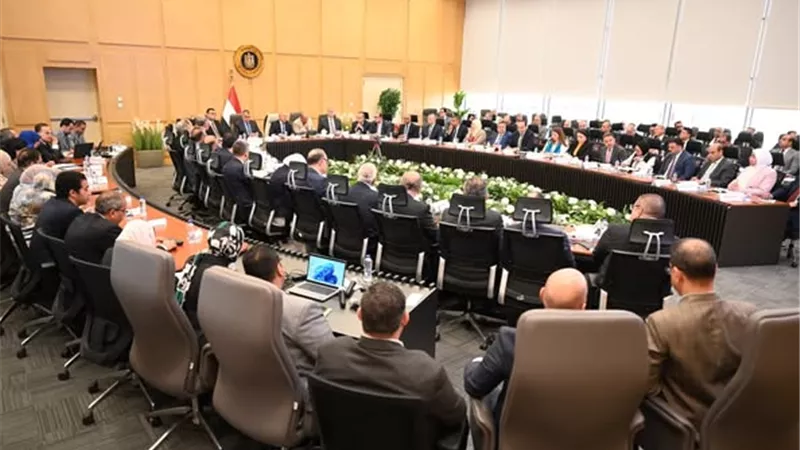الحكومة تبحث إعادة جدولة المديونيات المتراكمة للمصانع لدى وزارةالبترول