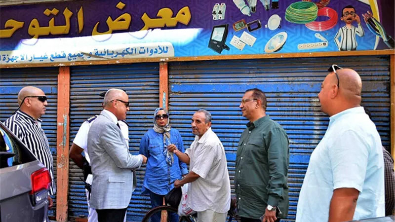 محافظ الأقصر يتابع أعمال النظافة ويوجّه بتحسين مستوى الخدمات في الشوارع الحيوية