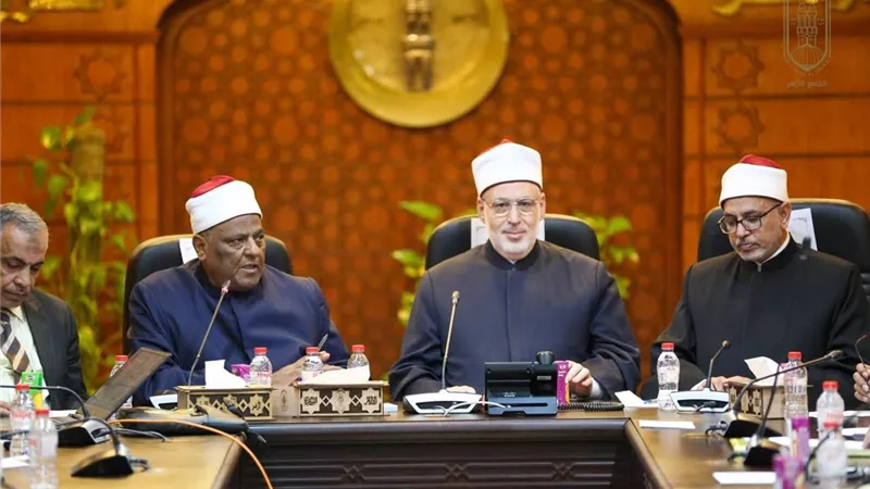 وكيل الأزهر يعقد اجتماعًا مع اللجنة العلمية لأعمال الرواق الأزهري