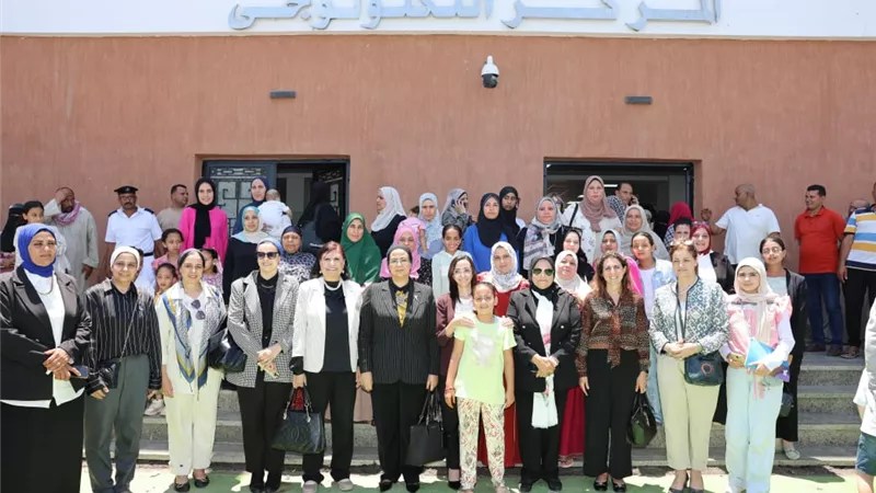 رئيسة القومي للمرأة ومحافظ البحيرة تتفقدان مجمع خدمات المواطنين بـ