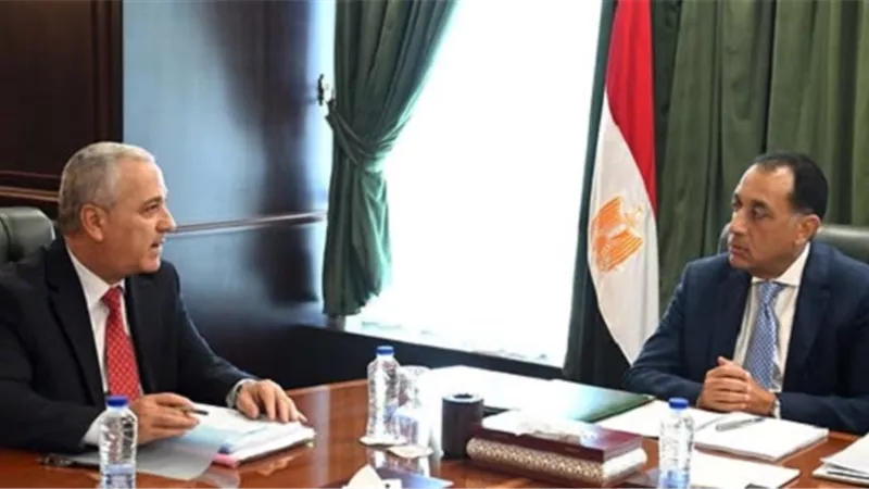 رئيس الوزراء يستعرض مع رئيس الهيئة الوطنية للصحافة عددا من الموضوعات والملفات