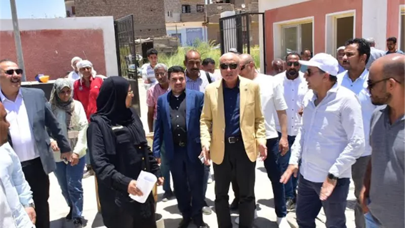 محافظ الأقصر يتفقد مشروعات الطرق والإسكان والمياه والصرف