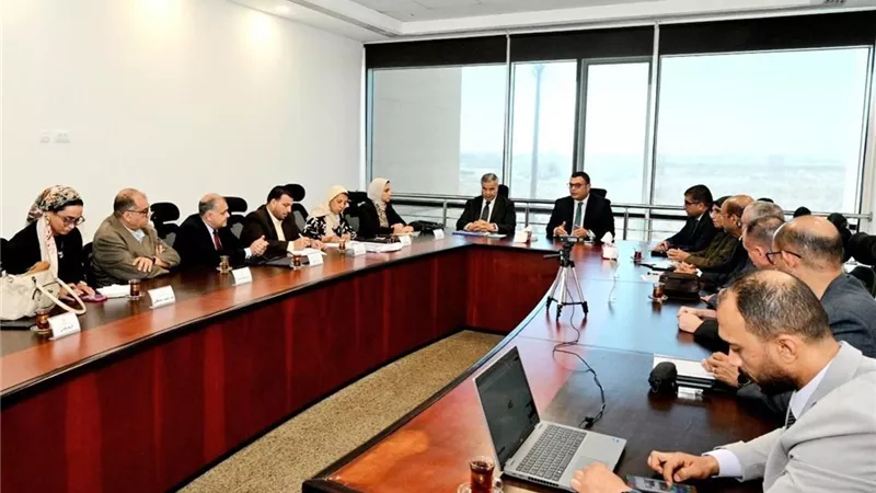 وزير الإسكان يبحث مع محافظ الإسكندرية مشروعات التطوير