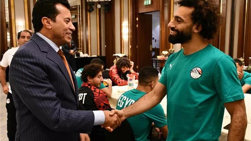 وزير الرياضة يكشف تفاصيل حديثه مع محمد صلاح