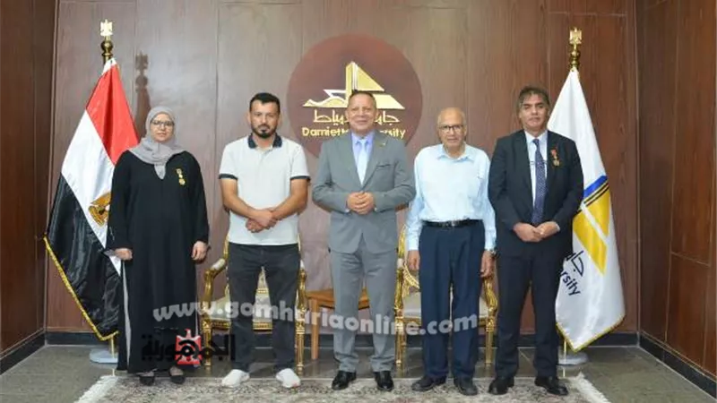 رئيس جامعة دمياط يكرّم باحثَين من ليبيا لحصولهما على الدكتوراة