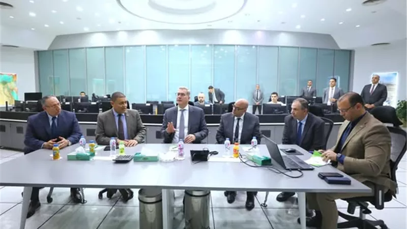 وزير البترول يتفقد مركز 