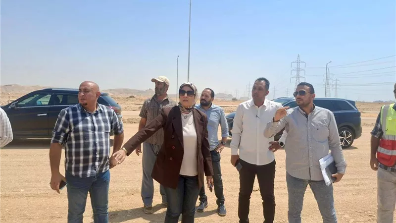 الإسكان: دفع العمل بمشروعات البنية الأساسية وتطوير المرافق بالسويس الجديدة