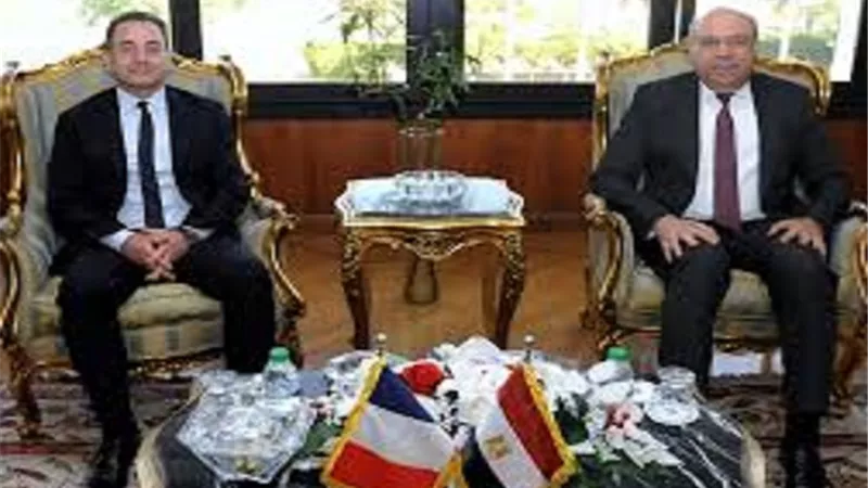 وزير الطيران المدني يستقبل السفير الفرنسي ويشيد بتنظيم معرض باريس