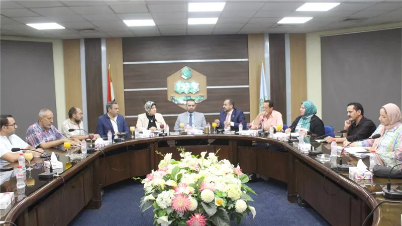 مستثمرو العاشر من رمضان يبحثون توفيق أوضاع مصانعهم مع البيئة