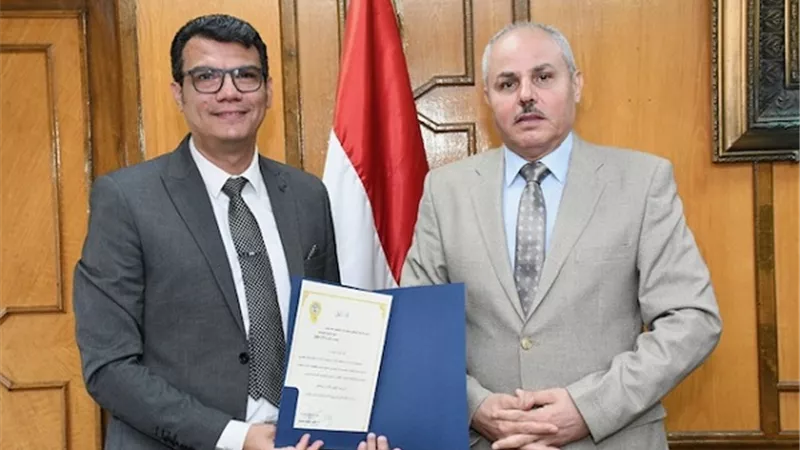 رئيس جامعة قناة السويس يستقبل عميد كلية الصيدلة