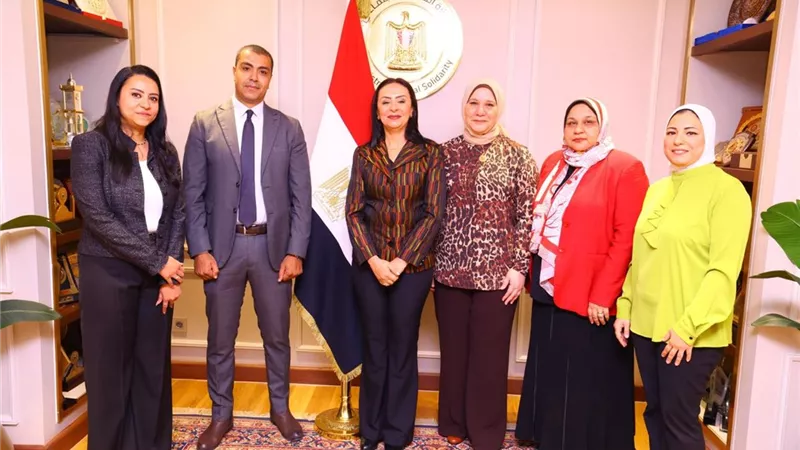 وزيرة التضامن تكرم إدارة العلاقات العامة والمراسم بالوزارة