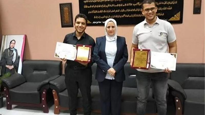 أنتم فخر الشروق.. سحر الخولي تكرّم أوائل الدبلومة الفنية وتشيد بتفوقهم