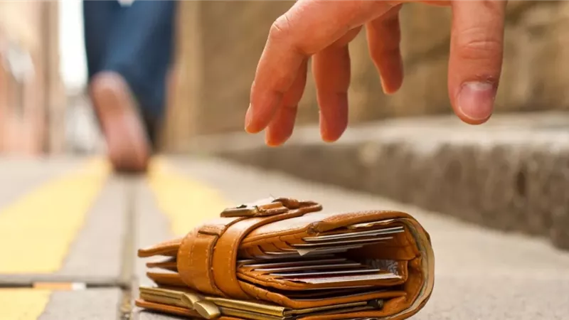 هل يجوز أخذ مكافأة على مال وجدته ضائعًا في الشارع؟.. أمين الفتوى يجيب
