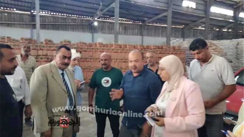 سكرتير عام دمياط يتابع توافر السلع الإستراتيجية
