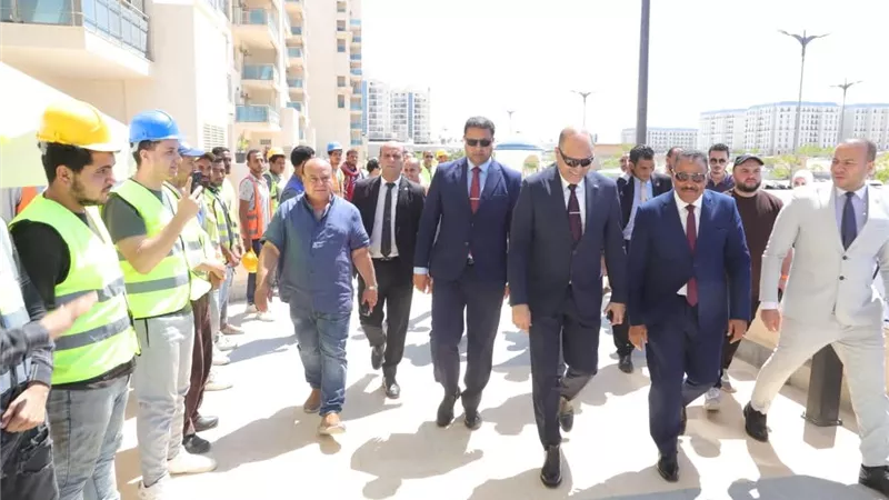 وزيرالعمل ومحافظ مطروح يتفقدان قوافل طبية للعمالة غير المنتظمة